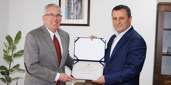 Mr Cunniff, STE for HD (left), accepts an award from Mr Isufaj, Chairman of the Kosovo Prosecutorial Council (right)